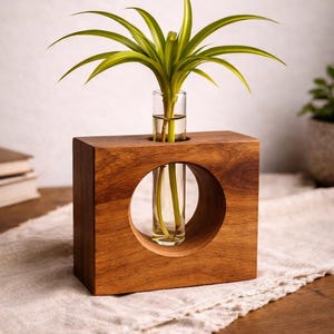 Puede incluir: Una taza de cerámica blanca con un asa negra y el texto "But First, Coffee" en negro, con una fuente de estilo manuscrito. La taza está sobre una superficie blanca.