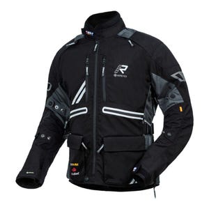Può includere: Una giacca da moto nera con colletto alto, molteplici tasche con cerniera e dettagli bianchi riflettenti. Il capo presenta il logo del marchio Rukka, il marchio Gore-Tex e le etichette in tessuto Cordura e Outlast sulla parte anteriore.