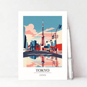 Puede incluir: Una impresión con una ilustración estilizada de Tokio, Japón, con la Torre de Tokio en rojo y blanco. La imagen tiene un reflejo de la ciudad en primer plano, con las palabras "TOKYO" y "JAPAN" en la parte inferior.