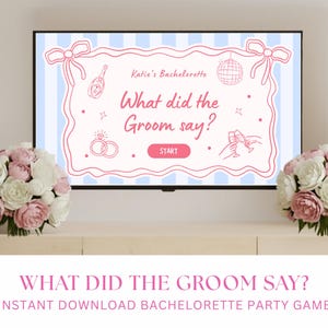 Puede incluir: Una pantalla de televisión muestra un juego de despedida de soltera con el texto "What did the Groom say?" en rosa. La pantalla está enmarcada por un borde rosa con elementos decorativos. Dos ramos de flores rosas y blancas flanquean la pantalla.