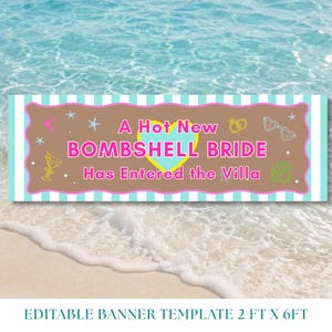 Op de afbeelding: Een rechthoekig bannertemplate van 61 cm bij 183 cm met een lichtblauwe en witte gestreepte rand. Het bruine midden bevat de tekst A Hot New BOMBSHELL BRIDE HAS ENTERED THE VILLA in roze en wit, met een geel hart en diverse strandpictogrammen.
