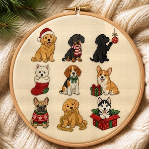 Puede incluir: Un bastidor de bordado circular de madera que contiene un patrón de punto de cruz de nueve perros con motivos navideños. Los perros incluyen un golden retriever con gorro de Papá Noel, un perro salchicha con bufanda, un perro negro con un adorno, un terrier en un calcetín, un beagle con lazo, un corgi con regalo, un bulldog francés con suéter, un cachorro dorado con espumillón y un husky en una caja de regalo.