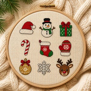 Op de afbeelding: Een ronde houten borduurring met crèmekleurige stof waarop negen in kruissteek geborduurde kersticonen staan: een rode kerstmuts, een sneeuwpop, een groen cadeau, een zuurstok, een kerstsok, een rode want, een gouden kerstbal, een sneeuwvlok en een rendier.