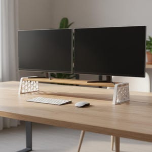 Puede incluir: Un juego de tres tazas de cerámica con un acabado mate moteado. Las tazas son en tonos crema, gris claro y gris oscuro. Cada taza tiene un diseño simple y minimalista, ideal para café o té.