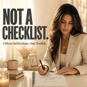 K&ouml;nnte beinhalten: Das Bild zeigt den Text &bdquo;NOT A CHECKLIST.&ldquo; und &bdquo;Fifteen Reflections. One Toolkit.&ldquo; Eine Frau schreibt in ein Spiralnotizbuch mit der Aufschrift &bdquo;Focused Reflections WORKSHEETS Self-Care After Abuse&ldquo;. Eine Kaffeetasse, B&uuml;cher und eine Kerze stehen auf dem Tisch.