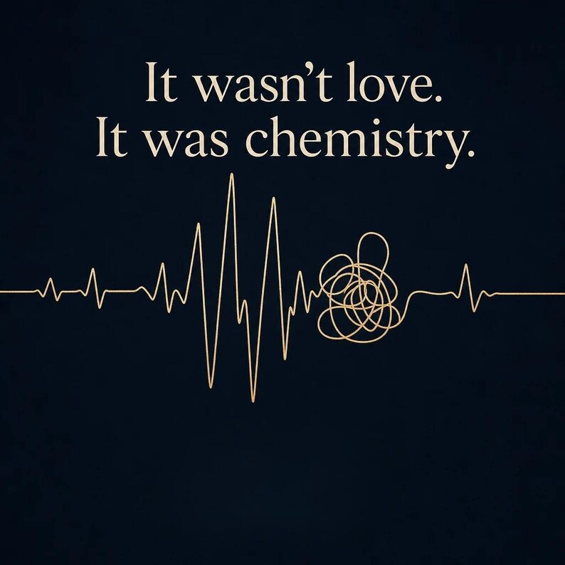 K&ouml;nnte beinhalten: Dunkelblauer Hintergrund mit dem Text "It wasn't love. It was chemistry." in einer Serifenschrift. Eine goldfarbene Strichzeichnung eines Herzschlags geht in eine verschlungene Kritzelei &uuml;ber.