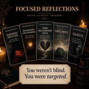 Op de afbeelding: Een verzameling tarotkaarten met de titel "Focused Reflections" en kaarttitels zoals "Narcissist Red Flags" en "Toxic Relationship Signs". De afbeelding bevat ook de tekst "You weren't blind. You were targeted."