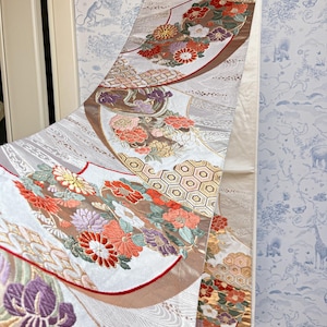 Camino de mesa de tela vintage con obi de kimono japonés de Kioto, de seda pura con bordado a mano en hilo dorado.