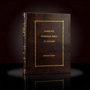 Peut inclure: Un livre relié en cuir marron foncé. Le titre "COMPLETE ETHIOPIAN BIBLE IN ENGLISH" est en lettres dorées, encadré d'une bordure dorée. Le nom de l'auteur, "EDWARD JONES", est également en or. Le livre est reflété sur une surface sombre.