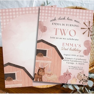 Puede incluir: Una tarjeta de invitación de cumpleaños con temática de granja en color rosa, con un granero, un molino y dibujos de un caballo, oveja, cerdo y vaca con gorros de fiesta. El texto dice: oink, cluck, haa, moo... EMMA IS TURNING TWO.