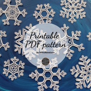Puede incluir: Patrones de copos de nieve de encaje blanco sobre un fondo azul. La imagen presenta múltiples diseños de copos de nieve, con el texto "Printable PDF pattern" y el nombre del creador. Los copos de nieve son intrincados.