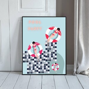 Peut inclure: Impression d'art encadrée représentant une scène de fête à la piscine. L'œuvre d'art représente trois personnages en maillots de bain rouges flottant dans des bouées gonflables rouges et blanches. Le texte "POOL PARTY" est en néon rose sur fond bleu clair.
