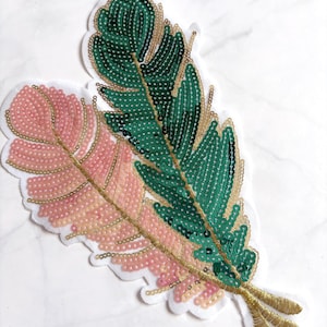 Écusson à coudre en forme de grande plume (1 pièce), appliqué à sequins roses et verts, autocollant