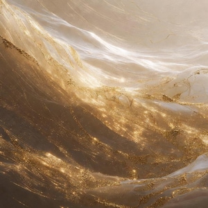 Puede incluir: Obra de arte digital abstracta con un diseño fluido y texturizado en tonos dorados y crema. La imagen presenta un patrón luminoso en forma de ola con el texto "Luminous Golden Drift" y "Organic Lumina" en la parte inferior.