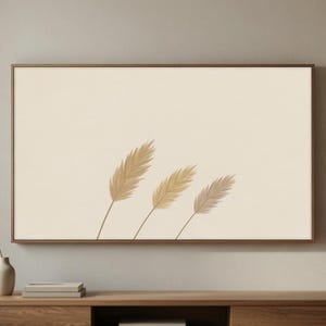 Peut inclure: Une œuvre d'art murale rectangulaire présentant un fond beige clair avec trois tiges de blé couleur fauve centrées dans le cadre. L'œuvre est entourée d'un cadre en bois brun foncé fin, illustrant un motif botanique d'herbes séchées.