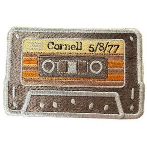 以下が含まれることがあります： クリーム色、ライトグレー、ダークグレーの3色の、つや消し仕上げの陶器製マグカップのセット。各マグカップはシンプルでミニマルなデザインで、丸みを帯びたハンドルが付いています。