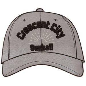 Puede incluir: Gorra de béisbol gris con las palabras "Crescent City" en letras marrón oscuro arqueadas en la parte delantera. Debajo, "Sunball" en el mismo color. Un diseño de sol está entre las palabras. La gorra tiene una visera curva.