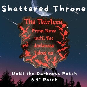 Peut inclure: Un &eacute;cusson brod&eacute; noir de 16,5 cm, orn&eacute; de silhouettes de dragons rouges entourant le texte : The Thirteen From Now until the darkness takes us. Le motif est pr&eacute;sent&eacute; sur un fond sombre avec un croissant de lune et des arbres.