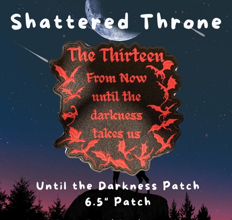Peut inclure: Un &eacute;cusson brod&eacute; noir de 16,5 cm, orn&eacute; de silhouettes de dragons rouges entourant le texte : The Thirteen From Now until the darkness takes us. Le motif est pr&eacute;sent&eacute; sur un fond sombre avec un croissant de lune et des arbres.
