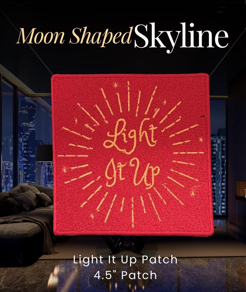 Op de afbeelding: Een vierkante rode geborduurde patch met de gele tekst Light It Up in het midden, omringd door stralende gele lijnen en kleine steraccenten. De patch meet 11,43 cm in breedte en hoogte en heeft een textieloppervlak met textuur.