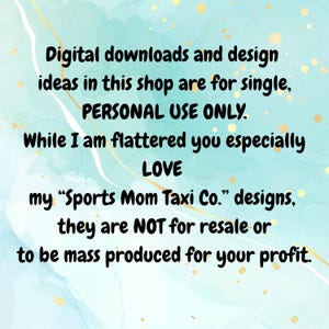 Op de afbeelding: Een digitaal ontwerp met een turquoise en gouden achtergrond. De tekst luidt: "Digitale downloads en idee&euml;n in deze shop zijn voor eenmalig, PERSOONLIJK GEBRUIK ALLEEN. Hoewel ik vereerd ben dat je vooral van mijn 'Sports Mom Taxi Co.' ontwerpen houdt, zijn ze NIET voor wederverkoop of massaproductie voor jouw winst."