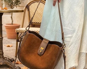 ミニマルなカーフスエードショルダーバッグ、ヴィンテージブラウンのクロスボディバッグ