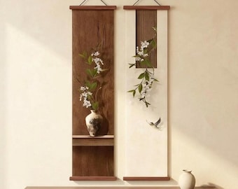 Puede incluir: Dos tapices verticales con marcos de madera y cordones para colgar. El panel izquierdo muestra un fondo de veta de madera marrón con un jarrón de flores blancas sobre un estante. El panel derecho muestra un fondo crema con flores blancas y un pájaro.