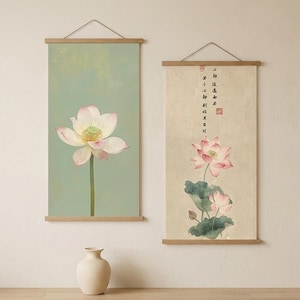 Peut inclure: Deux tentures murales verticales avec cadres en bois et cordons de suspension. L'impression de gauche présente une fleur de lotus rose sur fond vert sauge. L'impression de droite montre des lotus roses, des feuilles vertes et de la calligraphie chinoise noire.
