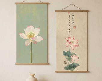 Puede incluir: Dos tapices verticales con marcos de madera y cordones para colgar. El estampado de la izquierda muestra una flor de loto rosa sobre un fondo verde salvia. El de la derecha presenta flores de loto rosas, hojas verdes y caligrafía china negra.