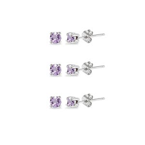 Può includere: Tre paia di orecchini a lobo con pietre preziose rotonde, viola chiaro, incastonate in metallo color argento. Gli orecchini hanno un design classico e minimalista. Le pietre preziose hanno un diametro di circa 0,6 cm.
