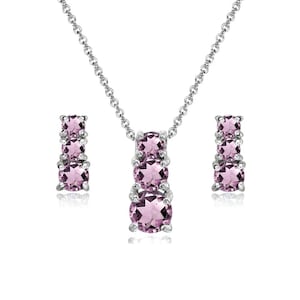 Set composto da orecchini a lobo e collana in argento 925 con tre pietre rotonde di alessandrite simulata.