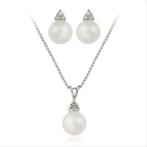 Colgante de plata esterlina con perla blanca simulada y circonitas cúbicas.