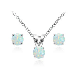 Set composto da collana con pendente rotondo in opale bianco simulato da 5 mm e orecchini a perno in argento 925.