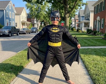 Dunkles Superhelden Kostüm für Jungen mit Umhang & Maske, schwarzer Held Halloween Cosplay Anzug, Kinderfilm inspiriertes Geschenk