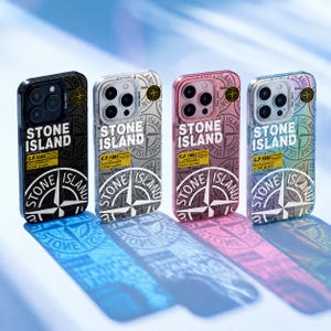 Op de afbeelding: Vier smartphonehoesjes met het Stone Island logo en kompasafbeelding. De hoesjes zijn zwart, zilver, roze en iriserend en tonen elk de tekst Stone Island, C.P. 1982 en Raso Gommato Stone Island in witte en gele opdruk.