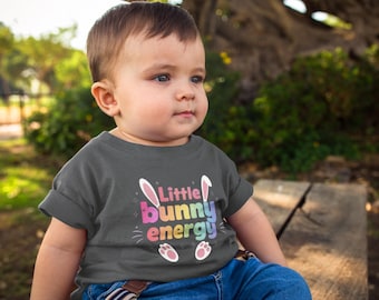 Camiseta con estampado de Pascua "Little Bunny Energy" para bebés y niños pequeños, color pastel, ideal para primavera.