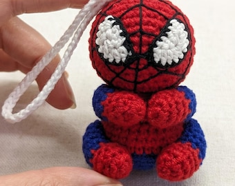 Von Spider-Man inspiriertes gehäkeltes Auto, digitales Muster, Amigurumi Superheld Schlüsselanhänger, Autospiegelanhänger, Geschenkidee zum Vatertag