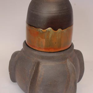 Könnte beinhalten: Rustikales Holzschild mit dem weißen Schriftzug "Welcome to our home". Das Schild hat eine Used-Optik und eignet sich ideal als Dekoration für den Eingangsbereich.