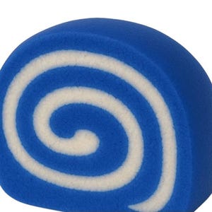 Puede incluir: Objeto azul y blanco con un patrón de remolino, que se asemeja a una rebanada de un pastel enrollado. El objeto tiene una forma redondeada con un exterior azul sólido y un diseño en espiral blanco en el centro. Fondo blanco liso.