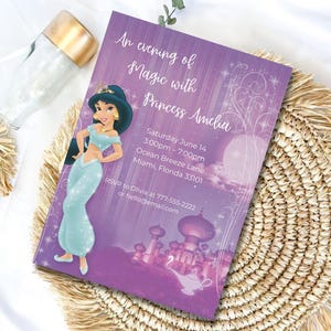 Op de afbeelding: Een paarse uitnodigingskaart met de tekst "An evening of Magic with Princess Amelia". De kaart toont een illustratie van prinses Jasmine en een paleis. De evenementdetails omvatten de datum, tijd en locatie.
