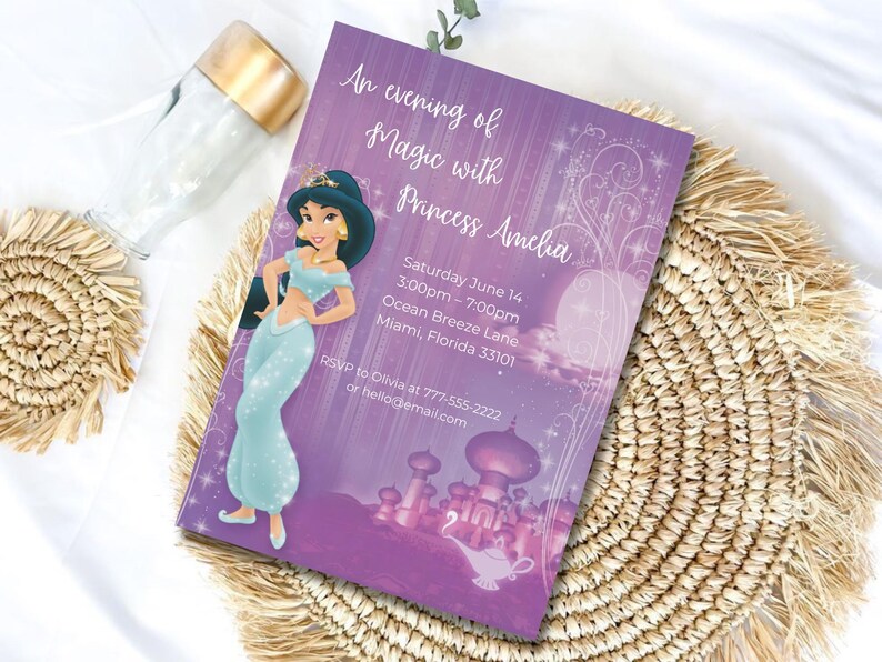 Op de afbeelding: Een paarse uitnodigingskaart met de tekst "An evening of Magic with Princess Amelia". De kaart toont een illustratie van prinses Jasmine en een paleis. De evenementdetails omvatten de datum, tijd en locatie.