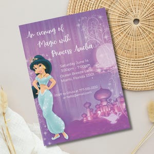 Op de afbeelding: Een paarse uitnodigingskaart met de tekst "An evening of Magic with Princess Amelia". De kaart toont een illustratie van prinses Jasmine en een toverlamp. Evenementdetails omvatten datum, tijd en locatie.