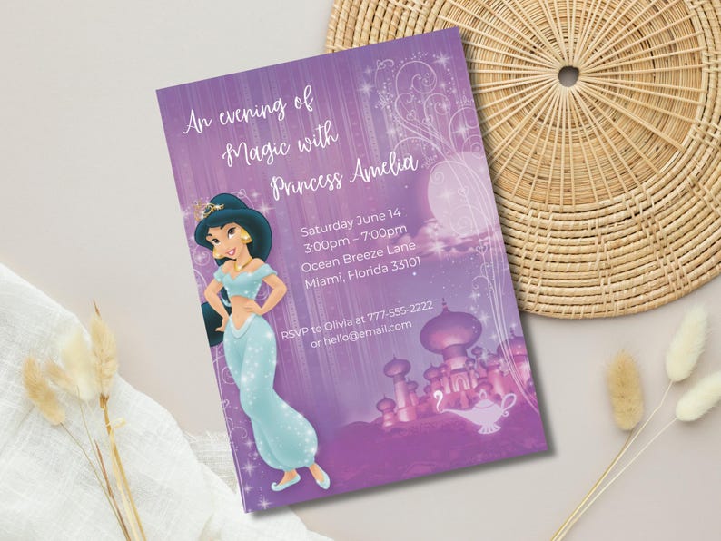 Op de afbeelding: Een paarse uitnodigingskaart met de tekst "An evening of Magic with Princess Amelia". De kaart toont een illustratie van prinses Jasmine en een toverlamp. Evenementdetails omvatten datum, tijd en locatie.
