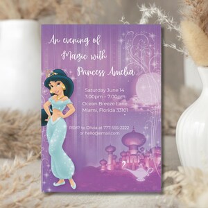 Op de afbeelding: Een paarse uitnodigingskaart met prinses Amelia. De kaart bevat de tekst "An evening of Magic with Princess Amelia" en evenementdetails. Een cartoonillustratie van prinses Jasmine staat aan de linkerkant van de kaart.