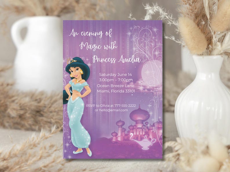 Op de afbeelding: Een paarse uitnodigingskaart met prinses Amelia. De kaart bevat de tekst "An evening of Magic with Princess Amelia" en evenementdetails. Een cartoonillustratie van prinses Jasmine staat aan de linkerkant van de kaart.