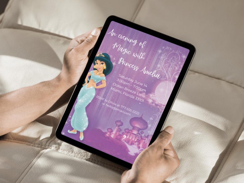 Op de afbeelding: Een digitale uitnodiging op een tablet, vastgehouden door handen, toont een cartoonprinses in een turquoise outfit. De uitnodigingstekst luidt "An evening of Magic with Princess Amelia" met evenementdetails in het wit.