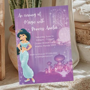 Op de afbeelding: Een paarse uitnodigingskaart met de tekst "An evening of Magic with Princess Amelia". Het bevat een illustratie van een prinses in een turquoise outfit, een paleis en een magische lamp. De evenementdetails zijn ook opgenomen.