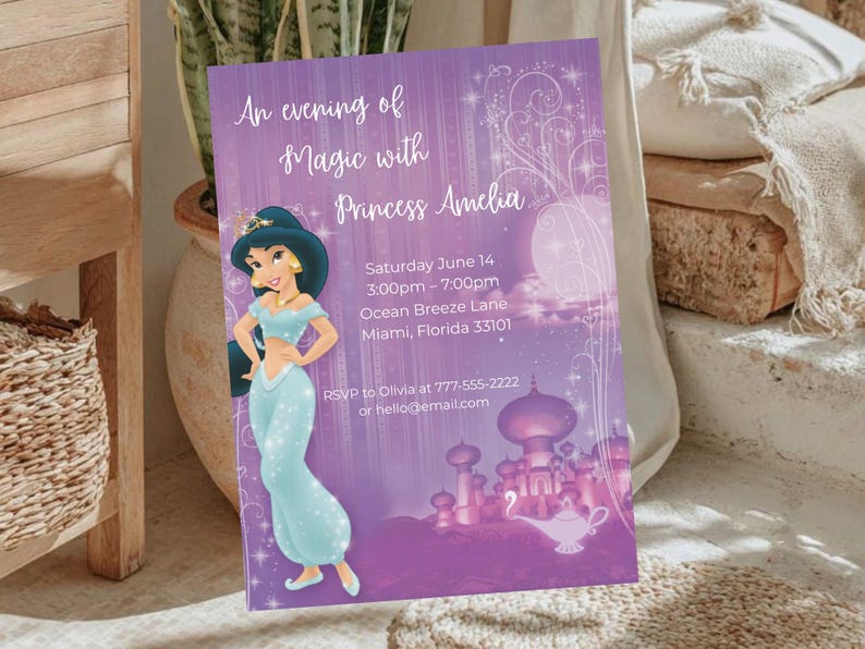 Op de afbeelding: Een paarse uitnodigingskaart met de tekst "An evening of Magic with Princess Amelia". Het bevat een illustratie van een prinses in een turquoise outfit, een paleis en een magische lamp. De evenementdetails zijn ook opgenomen.