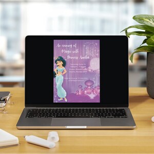 Op de afbeelding: Een laptop toont een paarse uitnodiging met de tekst "An evening of Magic with Princess Amelia". De uitnodiging toont een prinses in een turquoise jurk en een paleis. De laptop staat op een houten bureau.