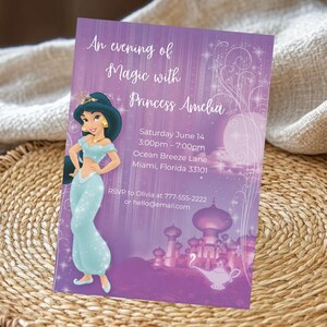 Op de afbeelding: Een paarse uitnodigingskaart met de tekst "An evening of Magic with Princess Amelia." Het bevat een illustratie van een prinses in een turquoise outfit, een paleis en een toverlamp. De kaart bevat evenementdetails.